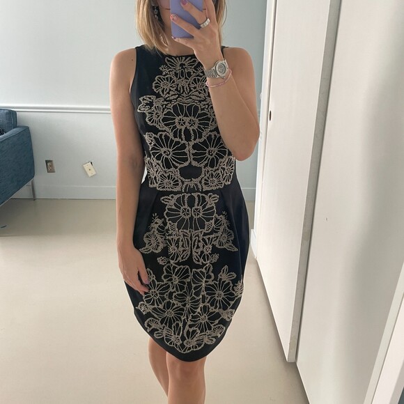Nicole Miller Sleeveless Embroidered Floral Sheath Dress Black 4 - Picture 2 of 8